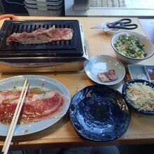 選べるボリュームランチ。これにワカメスープがつく