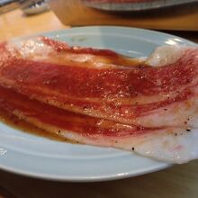 薄切りカルビ８０グラム。確かに薄かったが、タレの味がよかった