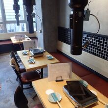 テーブルごとにガス台があり、排煙エントツもあった