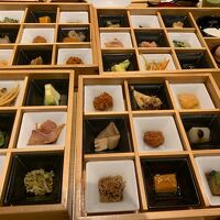 小皿がいっぱいの朝食