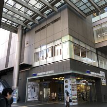 ビルの駅寄り、一番手前側のビルです。