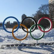 オリンピックのシンボルマークが展示されています