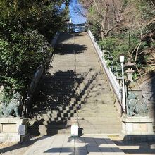 急角度の石段…右手には「女坂」もありますが…