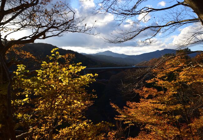 阿武隈川上流にかかる長さ81ｍの鉄橋