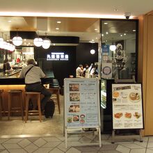 伊丹空港に入ってすぐ左です