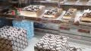 ナッツが入ったチョコレートケーキ