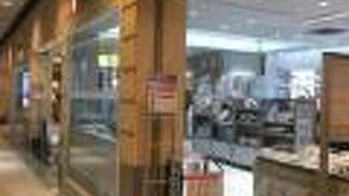 スーツケースや鞄もあり