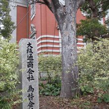 中央公会堂の南西に