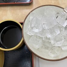 氷 たっぷり　うどんの下にも 氷 あります