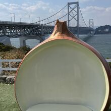 おっ玉チェア に座って「大鳴門橋」を バックに パシャ！