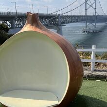 おっ玉チェア に座って「大鳴門橋」を バックに パシャ！