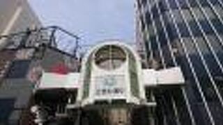 アーケードが日除けの役割を果たしていました