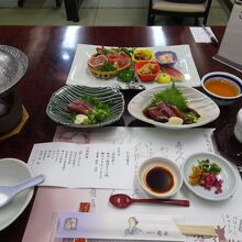 夕食は高知名物・皿鉢料理と鰹のタタキがメイン