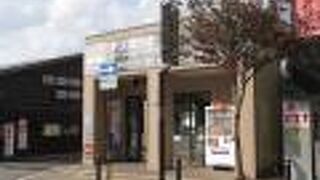 路地にバス乗場がありました。