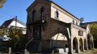 海と陸のシルクロードから集めた美の遺産を展示した、煉瓦蔵の小さな美術館