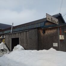 深い雪に囲まれた店舗