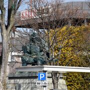 駅前に立つ武田信玄公の銅像