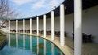 美術館の中のセルフサービスのレストラン。