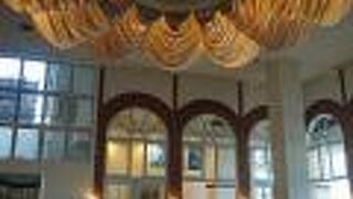 ホテルの特典で滞在中のコーヒーとすだちジュースが無料に。会員割引10％もお得。鳴門金時パフェが美味しく、景色も最高。