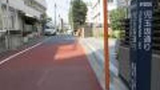 坂の先は平らな道路で、月桂寺まで続いています