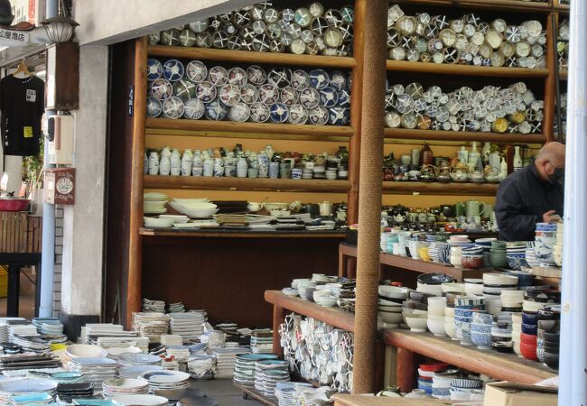 かっぱ橋道具街に建つ陶器専門店です