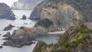 断崖絶壁と大小さまざまな島が見られます