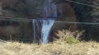 列車からもはっきりわかる滝