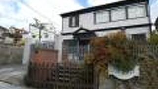 天神坂に面した白い洋館