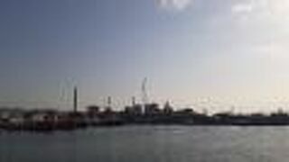 徳山港付近からの場合、工場の他、海・山の景色も楽しめます