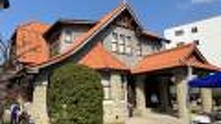 桜並木の洋館です