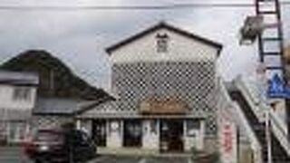 なまこ壁の外観が特徴的です