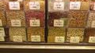 豆菓子の量り売りのお店です