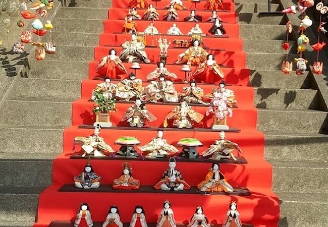 神社石段に飾る雛人形は圧巻