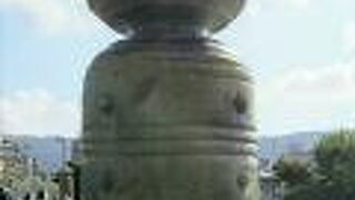 歴史を感じる擬宝珠の刀傷跡