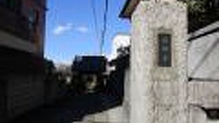 趣のある小さめの山門があります