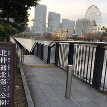 観覧車が見える