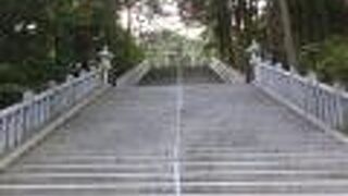 幅の広い石段。けっこう登ります。眺めはいいです。