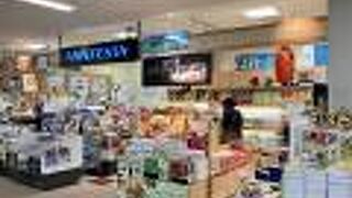 搭乗前に最後の土産物色