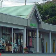 交差点角で出入り注意