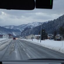 私が乗ったときは、のどかな雪の山里を走りました。