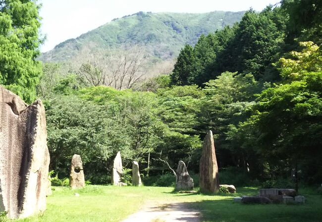 日本名泉100泉「塩釜冷泉」の直ぐ西、石の彫刻などが林立。