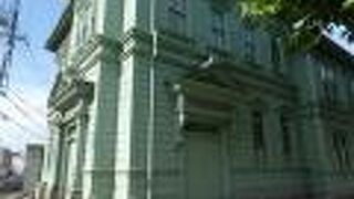 淡い緑色の洋館がきれい