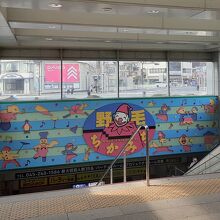 野毛への地下道の入口付近にあります