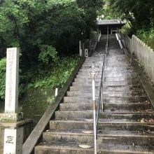 石段を登ります。