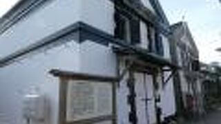 ２つの建物の違いが面白い。