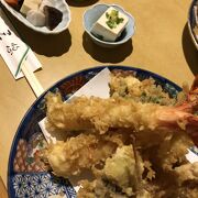ごま油の香り高い江戸前天ぷら「上天ぷら定食」をいただく…！