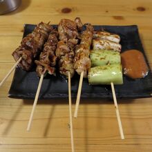 串焼き五種盛り(740円)、辛味噌付き