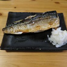 さば塩焼き(390円)、荒くおろした大根が良し
