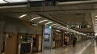 通路沿いに店が並ぶ