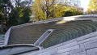 公園の中央にあります